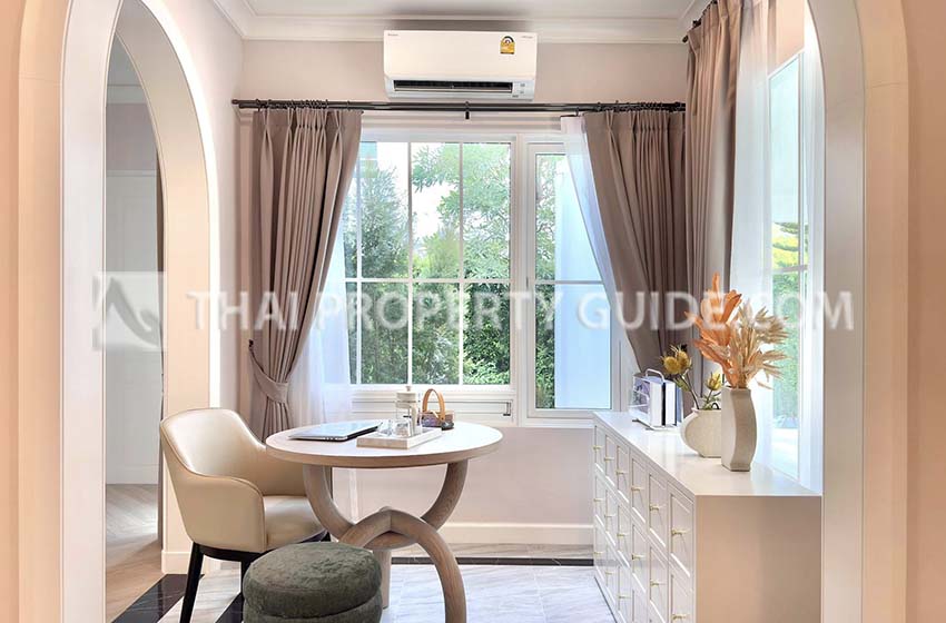 House with Shared Pool in Bangnatrad 
